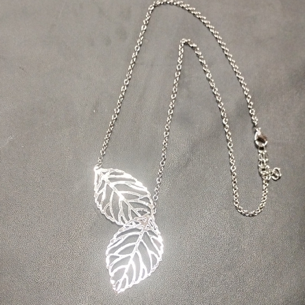 Elegant Silver Tone Leaf Pendant Necklace - Picture 1 of 4